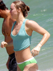 Suki-Waterhouse---Bikini-in-Hawaii--02.jpg