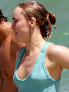 Suki-Waterhouse---Bikini-in-Hawaii--04.jpg