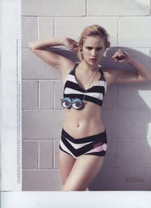 Suki-Waterhouse-hot-bikini-pic.jpg