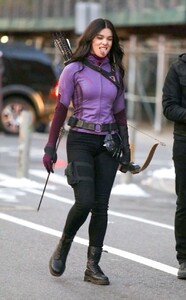 hailee-steinfeld-hawkeye-set-in-ny-12-08-2020-11.jpg