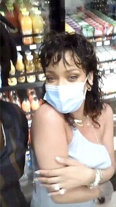 photos-of-rihanna-wearing-a-face-mask-at-gas-station-in-barbados-12-20-2020_5fe0a1892408e.jpeg