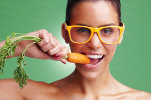 0015111754075_01_1266955-young-woman-wearing-glasses-while-eating-fresh-carrot-zoom_90.thumb.jpg.a499af1ca2599428a8bacd766f46b828.jpg