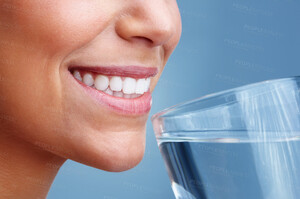 0015111754075_21_1266935-detail-view-of-a-woman-female-drinking-a-glass-of-water-zoom_90.thumb.jpg.9f7e70ac56350cd6492e340f7468da50.jpg