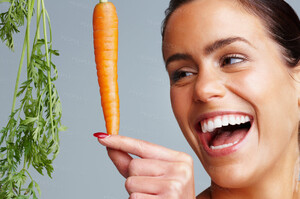 05_1266965-cheerful-young-woman-with-carrot-against-colored-background-zoom_90.thumb.jpg.74649e22b900aeaa58c8a48c2804bf63.jpg