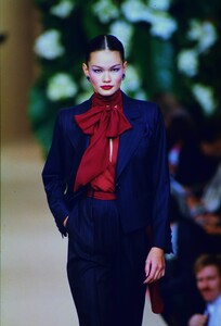 1029009086_YvesSaintLaurentCoutureSpring1999(10).thumb.jpg.56c046402218722e32ce4ac233e58940.jpg