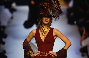 1046192217_ChanelCoutureFall1992(27).thumb.jpg.3683c2b243cf1c39d06d95ba65fc002a.jpg