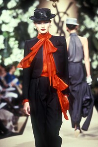 104696056_YvesSaintLaurent1999HauteCouture18.thumb.jpg.b365a2bc691c9590bc04ea8229fc0ad1.jpg