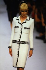 1081160610_chanel-hc-fw-1995(1).thumb.jpg.695e05ae48334ca41df229f924c5827f.jpg