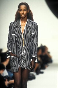 1102603304_ChanelCoutureSpring19943.thumb.jpg.503213c82b1ff90cb8f800d09f38f57d.jpg