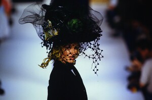 111770482_ChanelCoutureFall1992(21).thumb.jpg.8c2c7a78423601eb2a8e88d68748ebad.jpg