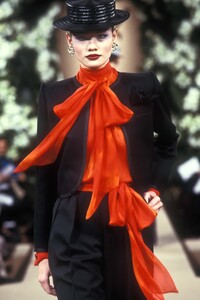 1120381785_YvesSaintLaurent1999HauteCouture19.thumb.jpg.1623bf7217bfca015c1f90188dfdc721.jpg