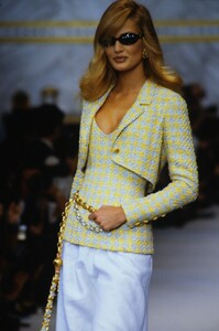 1190723322_chanel-ss-1993(3).thumb.jpg.060f838aabfaff1b22d2483a6b12b1da.jpg