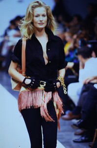 1191547184_GUCCI-SPRING-1993-KAREN-MULDER(2).thumb.jpg.75af69e4589c1e366d604205de373c68.jpg
