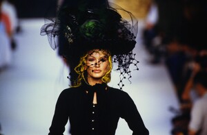 126576159_ChanelCoutureFall1992(22).thumb.jpg.299db93a2d66a60c6205007d2b144fc9.jpg