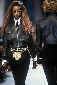 1410296412_Chanel1992WomenRTW42.thumb.jpg.a31cec20b5cd0dd36d56c7c0a1f03c93.jpg