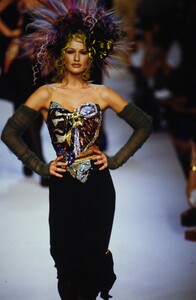 1462024449_ChanelCoutureFall1992(29).thumb.jpg.fd3a9996e929729b262366452fe635d8.jpg