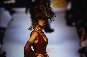 1479530239_ChanelCoutureFall1992(26).thumb.jpg.aaf9f4ccffeef719c07f316fbf31c161.jpg