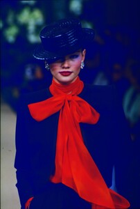 1482408961_YvesSaintLaurentCoutureSpring1999(9).thumb.jpg.8958ac8240c0211c91b761374857b94c.jpg