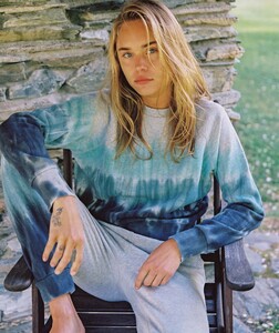 HO20_W_GIFTGUIDE_HOMEPAGE_LOUNGEWEAR_960x1140_b5c3a35e-b810-47c9-8b38-41687bf41e86 brooke perry.jpg