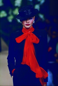 1507330184_YvesSaintLaurentCoutureSpring1999(8).thumb.jpg.eadc6e07a87af844ab4b865d665bff2d.jpg
