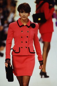 1514337262_CHANEL-FW-1991-JENNIFER-FLAVIN(2).thumb.jpg.6836bf14c0a5a059683a0971d0a62fed.jpg