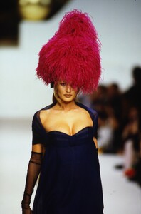 1566406145_CHANEL-COUTURE-SPRING-1994-KAREN-MULDER(8).thumb.jpg.4fac9381c2d625da6c6d3dc565675872.jpg