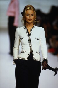 1601177623_CHANEL-COUTURE-SPRING-1994-KAREN-MULDER(1).thumb.jpg.6927fa155b743233407fca60775247c4.jpg