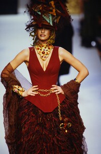 1700341009_ChanelCoutureFall1992(25).thumb.jpg.50d22a8dcaeb00d93ad147b7e82fa1cc.jpg