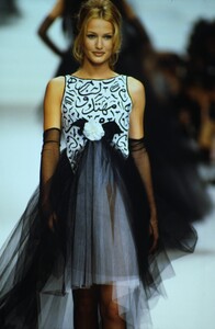 1715991583_CHANEL-COUTURE-SPRING-1994-KAREN-MULDER(14).thumb.jpg.97e1b5bd19d2cc09c70b67d2b94516c6.jpg