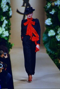 1723494721_YvesSaintLaurentCoutureSpring1999(6).thumb.jpg.3542fb659b23a52a26394852a19e5776.jpg