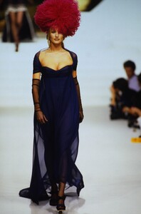 1784036457_CHANEL-COUTURE-SPRING-1994-KAREN-MULDER(5).thumb.jpg.3ea73c332d4625ffde705f30686c1b40.jpg