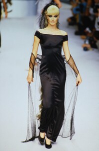 1788140912_chanel-hc-fw-1995(7).thumb.jpg.236d5fcd32ba199d08cbc7f1ae9f4dd1.jpg