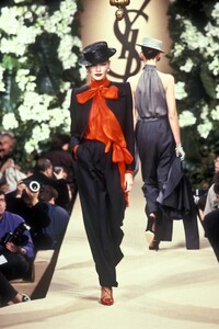 184775906_YvesSaintLaurent1999HauteCouture17.thumb.jpg.5444f0d2e51bf73b7741a1d29decda1f.jpg