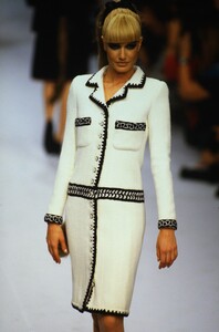 1854456395_chanel-hc-fw-1995(3).thumb.jpg.4afc884ae2df6a98d0829432dc2c5f1d.jpg