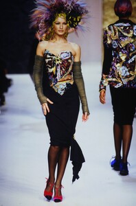 2014916717_ChanelCoutureFall1992(30).thumb.jpg.e411531c0f72c07e9f6b60fe3ca4952c.jpg
