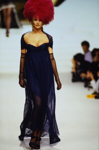 2086716636_CHANEL-COUTURE-SPRING-1994-KAREN-MULDER(6).thumb.jpg.401ac4536e6b185fb7f638953bdc9b3c.jpg