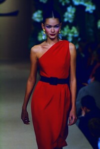 2102897911_YvesSaintLaurentCoutureSpring1999(14).thumb.jpg.8651542697ba9eb68292f11a8e203f75.jpg