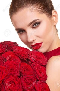 71589402-beau-modèle-posant-avec-des-roses-rouges-dans-le-studio-la-saint-valentin.jpg