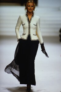 255670770_CHANEL-COUTURE-SPRING-1994-KAREN-MULDER(4).thumb.jpg.cc42a2c5a1daf25771cff659834ac694.jpg