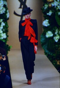 293051990_YvesSaintLaurentCoutureSpring1999(7).thumb.jpg.f8c4964b2ca78ec88ded8ef76b6be090.jpg