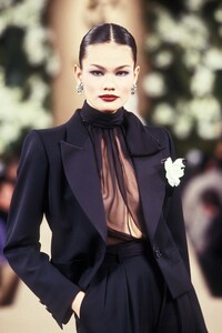 338343930_YvesSaintLaurent1999HauteCouture159.thumb.jpg.0654638070b1a42f7701c0d83da62087.jpg