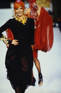 368418040_ChanelCoutureFall1992(5).thumb.jpg.677ffcc2f42840ea126c2e7238be3676.jpg