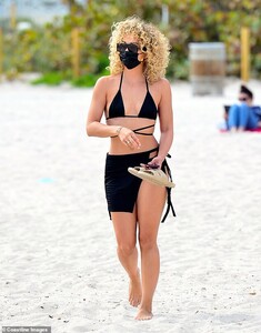 38155884-9160161-Safety_first_Jasmine_was_sure_to_wear_a_face_mask_on_the_beach_w-a-2_1610985533253.jpg