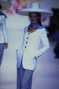 475693649_oscar-de-la-renta-ss-1993(4).thumb.jpg.e1a96c3dbdea277797a762bdfeeb0d8c.jpg