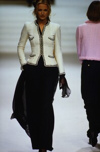 486122086_CHANEL-COUTURE-SPRING-1994-KAREN-MULDER(3).thumb.jpg.7a2cecc6c34adfb1f3541ec9f54a0681.jpg