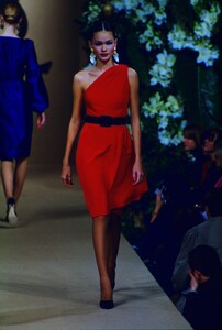 497201216_YvesSaintLaurentCoutureSpring1999(15).thumb.jpg.5152da6e7ad438b6cd1bf0747abbdf07.jpg