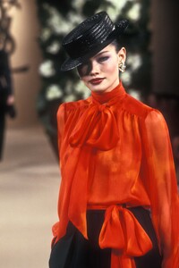 528774458_YvesSaintLaurent1999HauteCouture21.thumb.jpg.80c42eb1f9d53bea0a1b2cdc50d832e8.jpg