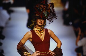 604468641_ChanelCoutureFall1992(23).thumb.jpg.7693cc15fbf50294fc77b0d6d66afea2.jpg