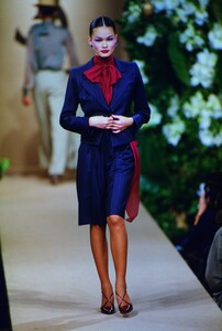 628863284_YvesSaintLaurentCoutureSpring1999(11).thumb.jpg.06115192547978f00db1cf3ced4eda0a.jpg