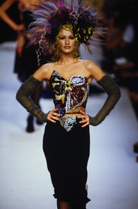 634054111_ChanelCoutureFall1992(31).thumb.jpg.cd43446ca650d29cb2f170c1e414ad23.jpg